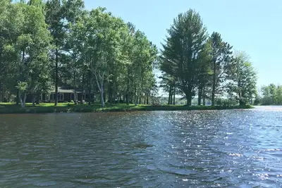 Image de 500 'Lakeshore, 2 Docks Great Lake Views, Sand Beach, pour 10 personnes, A \/ C