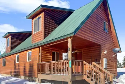 Image de Island Park Cabin - 6 Bed 3 Bath - Hot Tub - Table de billard - 20 min à Yellowstone