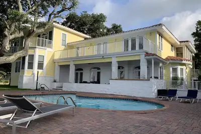 Image de Intracoastal Bay Villa avec 500 pieds de front de mer! ! 14 couchages
