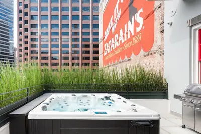 Image de À quelques pas du quartier français avec jacuzzi et balcons privés