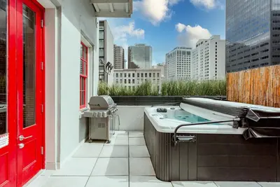 Image de À quelques pas du quartier fran��ais avec spa privé, barbecue et balcon