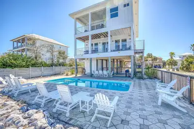Image de Design rétro moderne. Cuisine délicieuse. Terrasse couverte et piscine avant