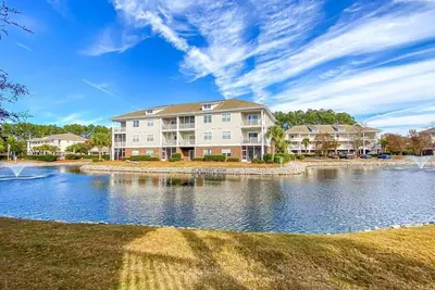 Image de Escapade au bord du lac au Barefoot Resort! 1 mile de la plage! Emplacement * Piscines * Wi-Fi