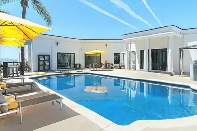 Image de Luxueux complexe de style 3br avec vue imprenable sur l'océan, piscine, spa et sauna