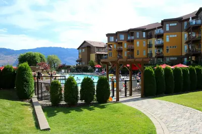 Image de Barona Beach Luxe Lake Front Condo / W Bateau Slip, West Kelowna,