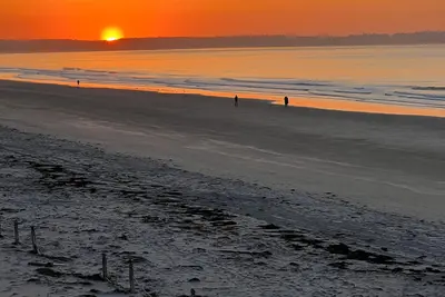Image de Beachfront dans un emplacement parfait! Un choix relaxant! Inquire meme si regarde