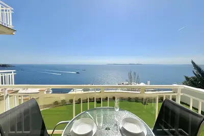 Image de 6. Magnifique vue sur la Baie de Roses, jardin et piscine communautaire.