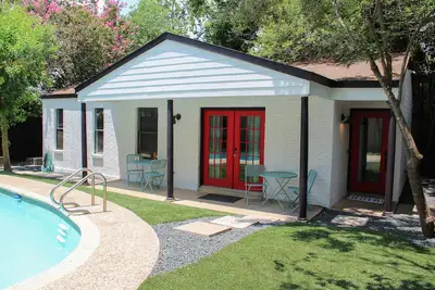 Image de Nouveau! Maison avec piscine privée (non partagée); à pied du zoo et des musées, à proximité du centre-ville