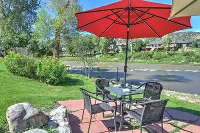 Image de Relaxant bord de la rivière Apt. avec pêche privée et accès aux bateaux! Emplacement central!