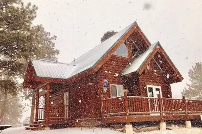 Image de Cabane en rondins de charme dans les montagnes.