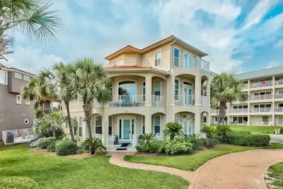 Image de Oiseau de paradis, charmant 5 chambres, w / chambre avec lits superposés, superbes vues sur le golfe et près de la plage
