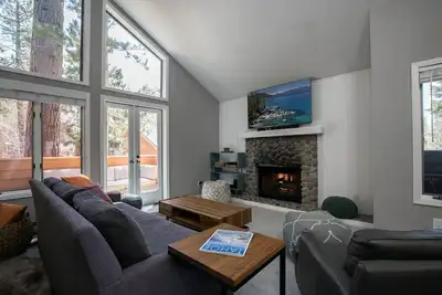 Image de Cozy McCloud Condo - Promenade au lac Tahoe - Calme, mis à jour pour 4 personnes