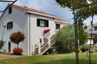 Image de Appartement de deux chambres avec la terrasse Njivice, Krk (A-14932-b)
