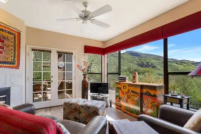 Image de Voir à Ventana est un condo avec des vues incroyables sur les montagnes de votre patio privé.