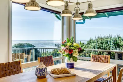 Image de Ocean Front Home, Hot Tub & Miles de sable Ă explorer! Nuit gratuite!