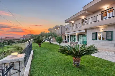 Image de Villa Del Mare - avec neuf chambres, piscine, jacuzzi, sauna, aire de jeux