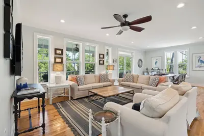 Image de Décor de luxe! Très proche de la plage - Très grandes chambres et salles de bains