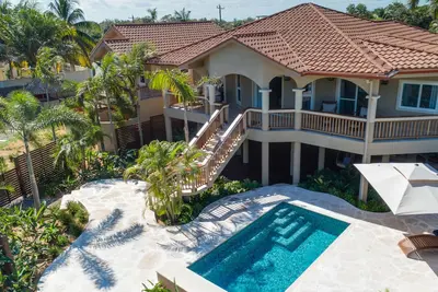 Seahorse Villa Renovated 2018 | Piscine avec accès à la plage | 10 personnes | près de Placencia