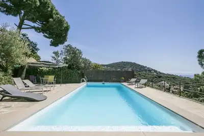 Image de Desmais Maison design et vue extraordinaire