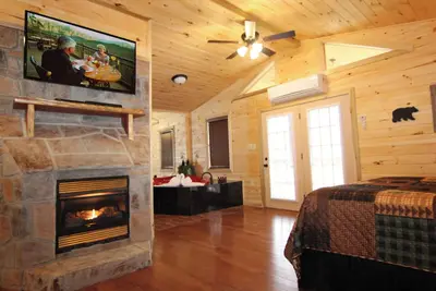 Image de Plus de 700 $ en billets gratuits, cabine isolée, bain à remous, jacuzzi cardiaque, Internet, Gatlinburg, Pigeon Fg