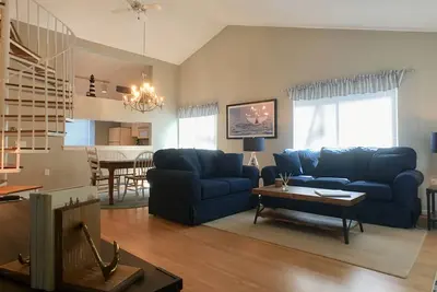 Image de Fully Air Conditioned & Renovated with new furnishings, King Bed & Pool (fees apply) - Al0674