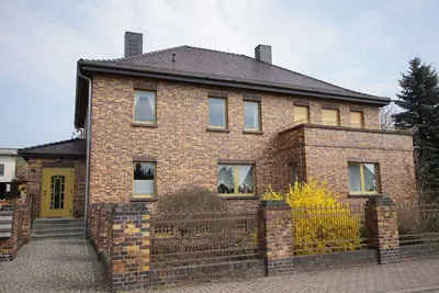 Image de Appartement dans une maison spacieuse avec cour et jardin