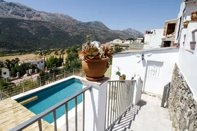 Image de Piscine émeraude, terrasse privée, vue magnifique. Maison Recentar.