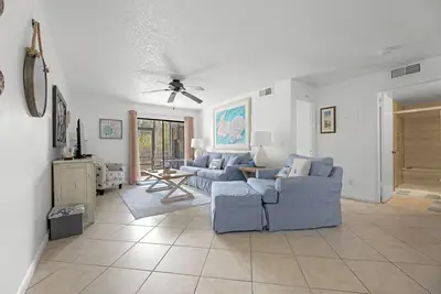 Image de Beau condo de 1 chambre à coucher 1 salle de bain situé à distance de marche de la plage sans voiture. Sc158