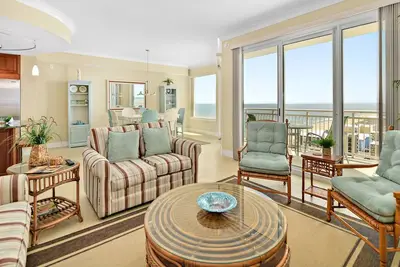 Image de Gateway Grand 1203 Deluxe bâtiment en bord de mer avec une grande piscine intérieure,