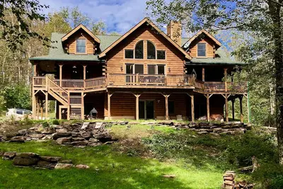 Image de Dreamy Lakefront Log Cabin - 2 heures de New York! 14 couchages (5 lits / 3Bth) 7 acres privés