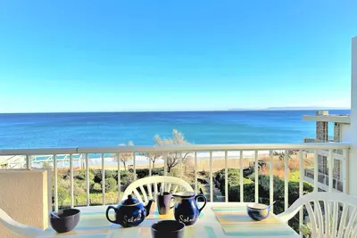 Image de Studio au Lavandou avec Terrasse et Vue Mer