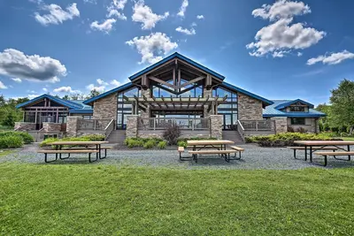Image de Pocono Chalet w \/ Bbq, Ac & Fire Pit-Walk Ă la plage!