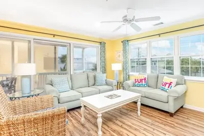 Image de Détendez-vous et profitez de la plage! Pet Friendly Condo seulement 50 mètres de la plage