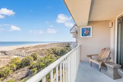 Image de Condo en bord de mer rénové au dernier étage avec 2 balcons, piscines communautaires, Animaux acceptés