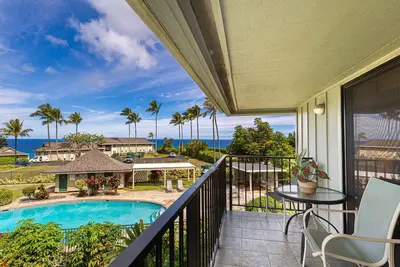 Image de Vue sur l'océan, coin à l'étage spacieux. Piscine, bain à remous, barbecue. Confort tropical!