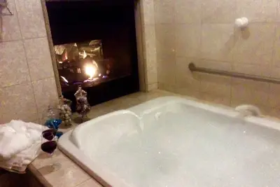 Image de Expérience de spa romantique dans le luxueux cottage de lune de miel Creekside in the Landings