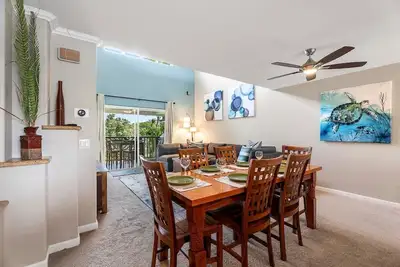 Image de Villa de deux étages côté piscine avec mezzanine et cuisine extérieure privée barbecue