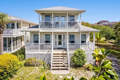 Image de Vacances dans cette magnifique 2 histoire à la maison! 3 Br / 3 Ba! 8 personnes!