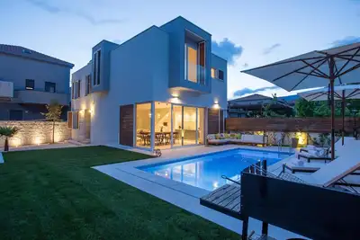 Image de Koras Villa - Villa moderne avec piscine chauffée - à quelques pas de la plage