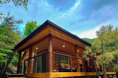 Image de Nouveau! Retraite romantique / familiale pour 6 personnes! Rénovation moderne sur 20 acres d'intimité!