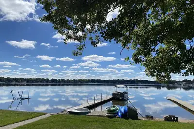 Image de Lakefront Cottage avec une piscine fantastique et des vues