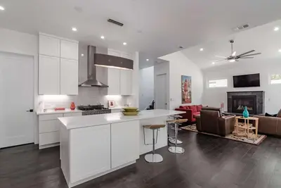 Image de Spacious Couple's Getaway in Heart au cœur de Dt Austin! Offrez-vous le luxe - 1 Bloc de SoCo!