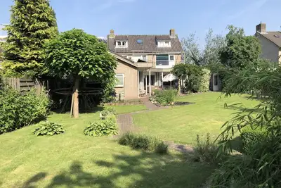 Image de Grande maison individuelle entre eau et forêt avec son propre sauna