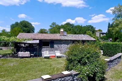 Image de Vacances \/ Chalet idyllique dans le parc: Repos + piscine + sauna + gymnase + barbecue + cheminée + animaux
