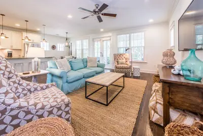Image de Br3br Ancres Up���WaterSound West sur 30a - 12 au 14 mai 829 $! 4 v��los - Comm. bassin