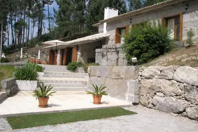 Image de Villa avec piscine privée (avec 23700 m2 d'espaces verts) à 40Km de Porto