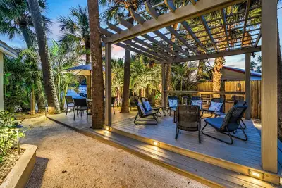 Image de Appartement immaculé, moderne et côtier avec un accès incroyable à la plage!