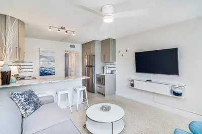 Image de Location de vacances meublée 1br moderne à Cocoa Beach avec un accès incroyable à la plage!