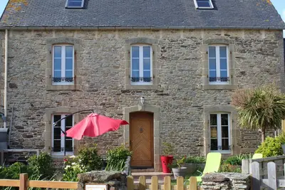 Image de Maison en Pierre avec à 600 mètres de la mer avec bassin d ornement