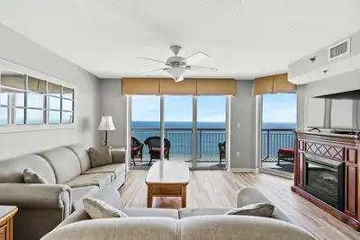 Image de Crescent Shores, Condo 4 Chambres sur la Plage, Bain Ă Remous et Connexion Wi-fi Gratuite!
